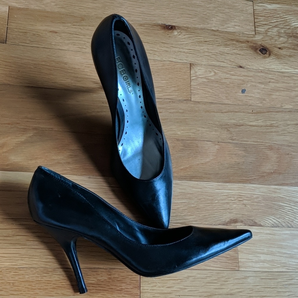 BCBG Black Pumps